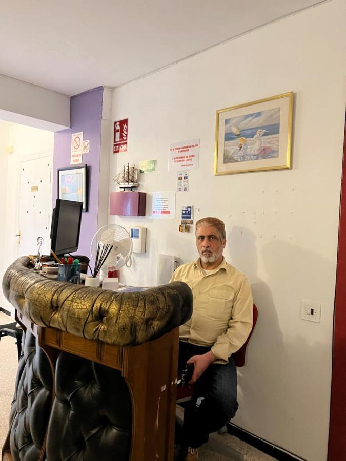 Pension La Parada Alicante Bagian luar foto